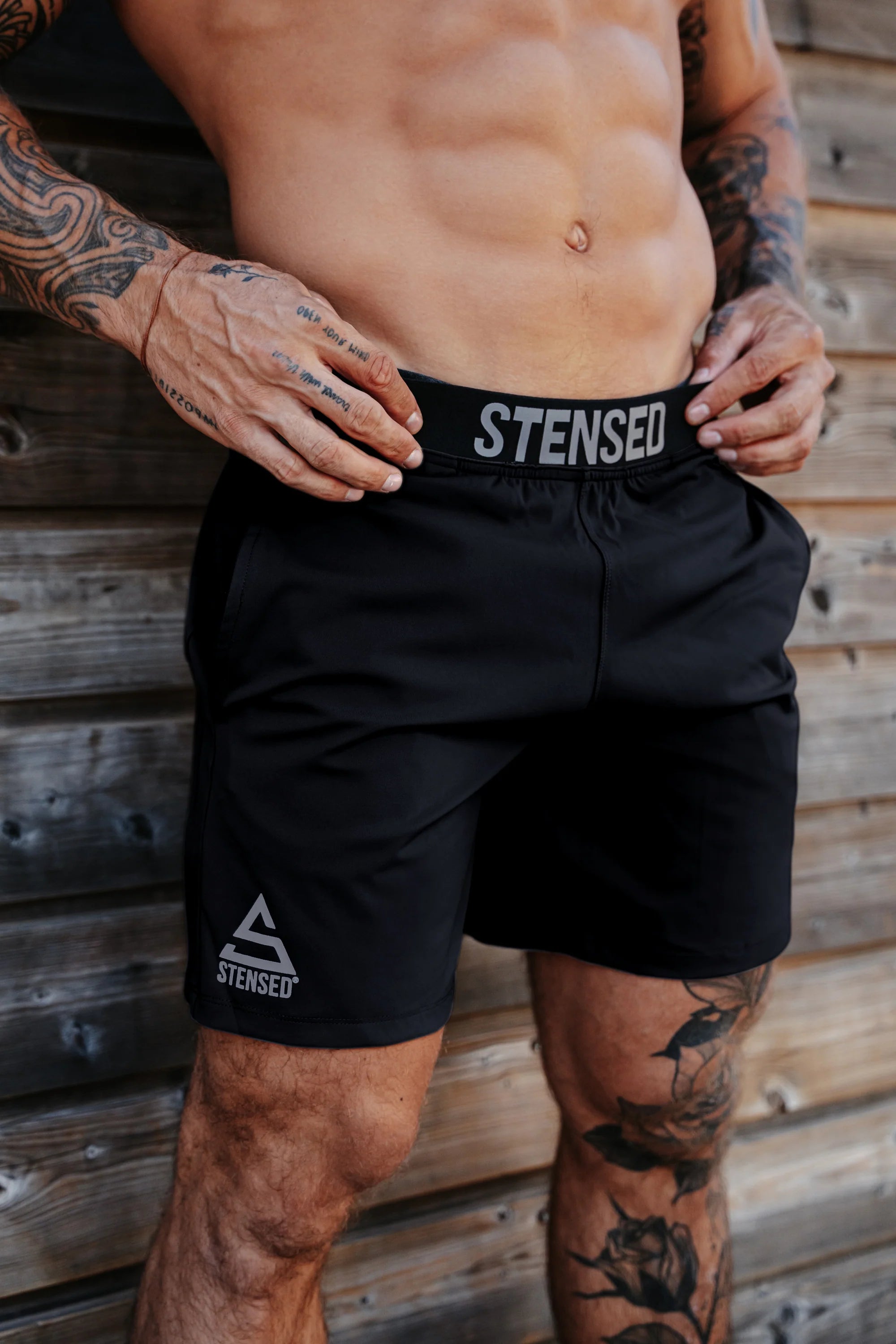 Short - Stensed Black