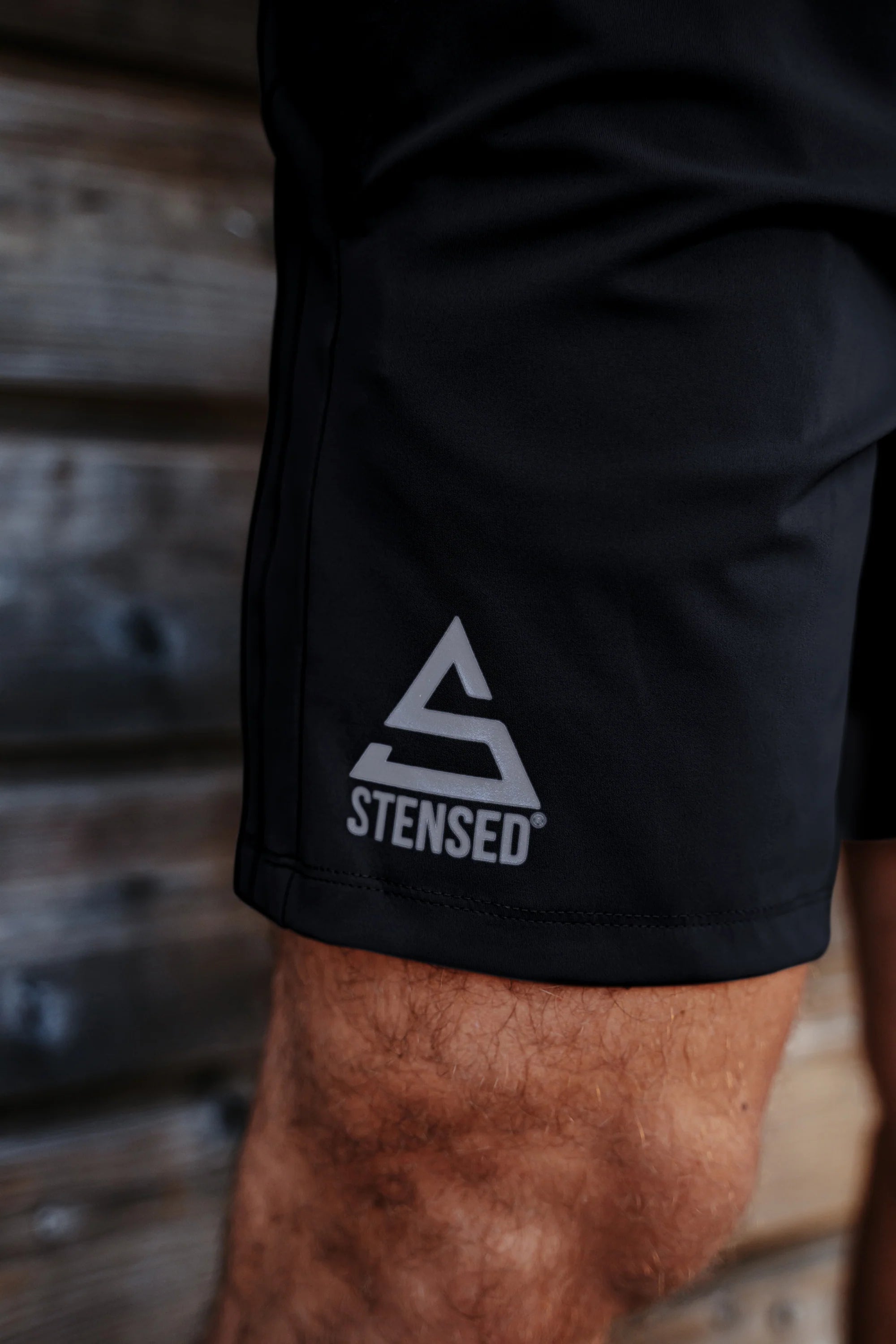 Short - Stensed Black